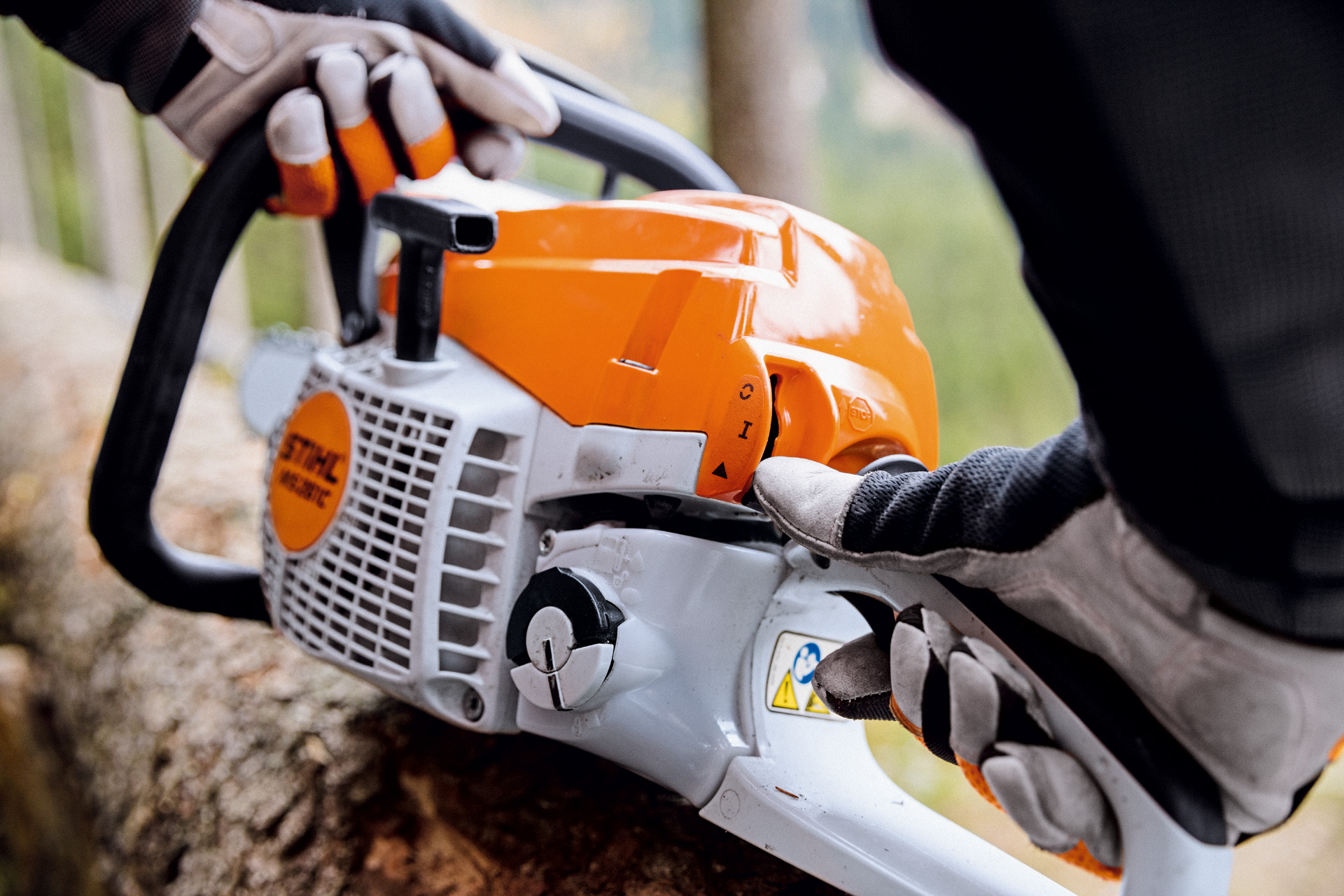 Prim-plan al unui motoferăstrău pe benzină STIHL MS 261 C-M cu M-Tronic